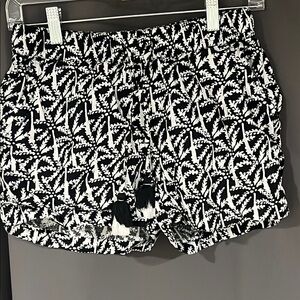 Vineyard Vines Linen Women’s Shorts- Black and White, Palm Tree, Beachy - XS